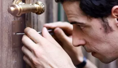 Майстер відкриває двері без ключів