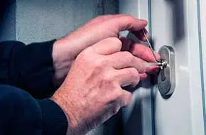 Ведмежатник відкриває замок без ключа і без ушкодження дверей