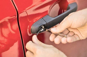 Ведмежатник відкриває машину без ключа