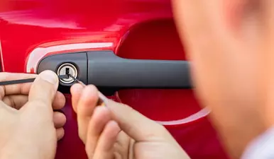 Майстер відкриває автівку