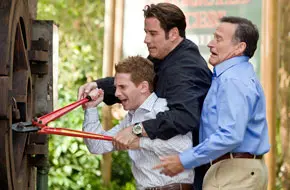 Люди відкривають замок без ключа