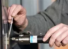 Майстер відкриває замок у Вінниці