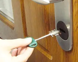 Заклинил замок сувальдного типа