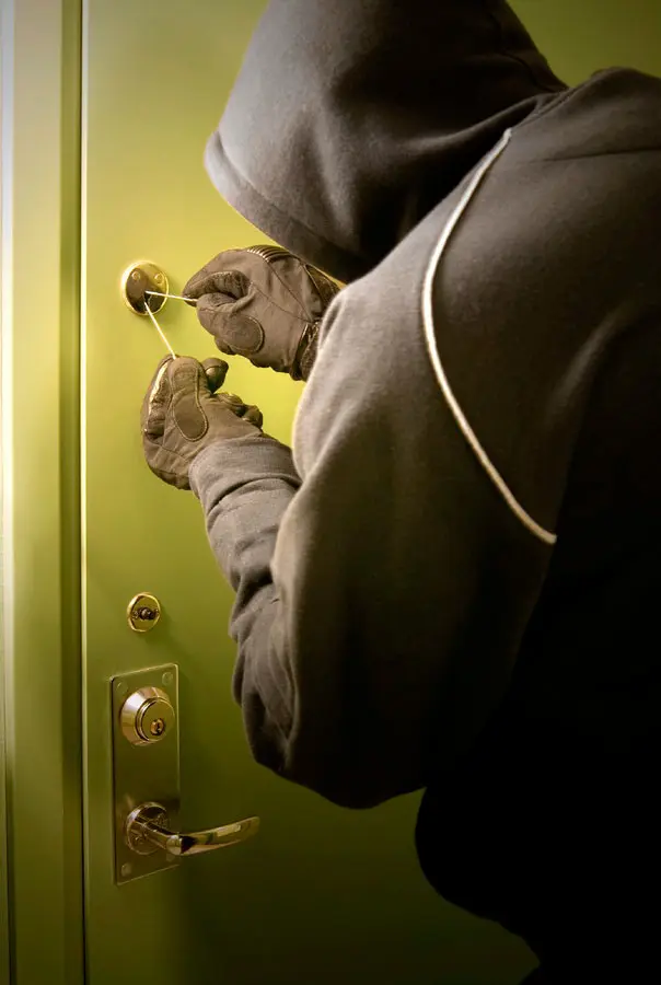 вскрытие замков злоумышленниками