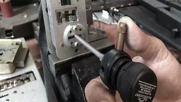 Слюсар обслуговує замок